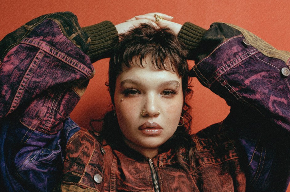 Lola Young Earns First Billboard Airplay Chart No. 1 With ‘Messy’