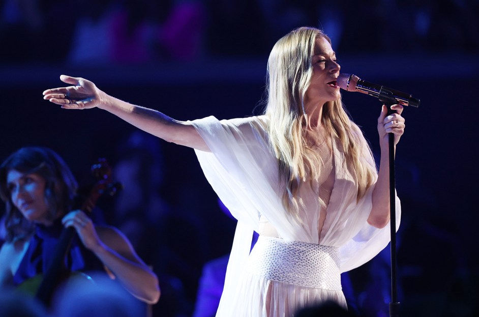 LeAnn Rimes’ Teeth Fall Out Mid-Performance During Washington Concert