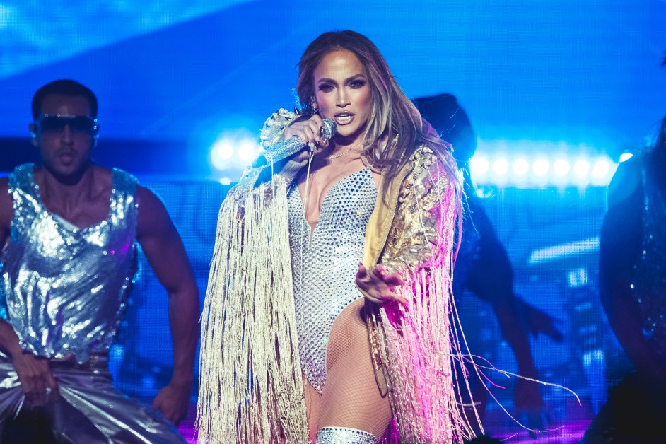 Jennifer Lopez Isn’t Bugged by Cricket Crawling Up Her Neck Mid-Concert: ‘It’s Tickling Me!’
