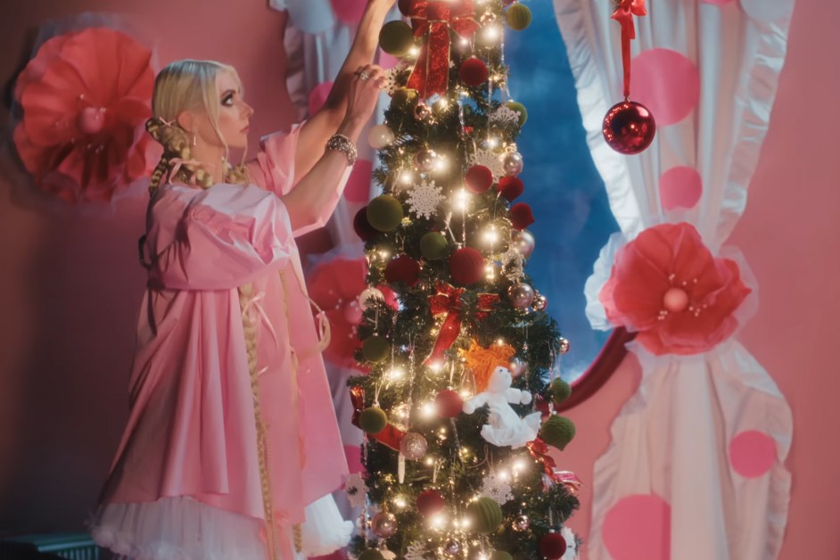 The Pretty Reckless’ ‘Where Are You Christmas?’ Hits No. 1 on Hot Hard Rock Songs Chart