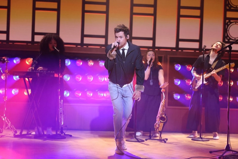 Harry Styles Performs ‘Dance No More’ & ‘Coming Up Roses’ on ‘Saturday Night Live’: Watch