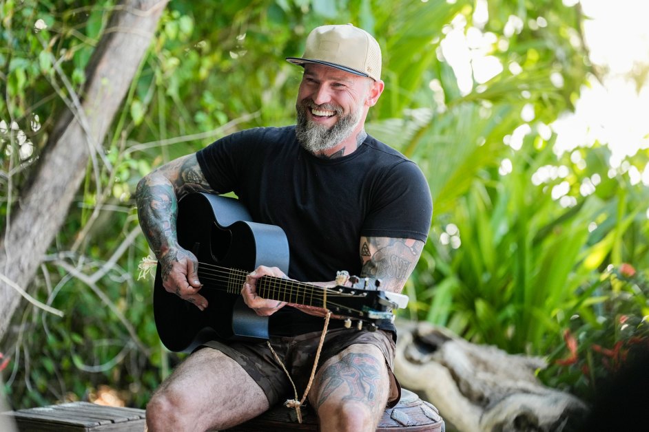 Zac Brown Takes Over ‘Survivor 50’ to Swim With Sharks & Show Off His Intense Spearfishing Skills
