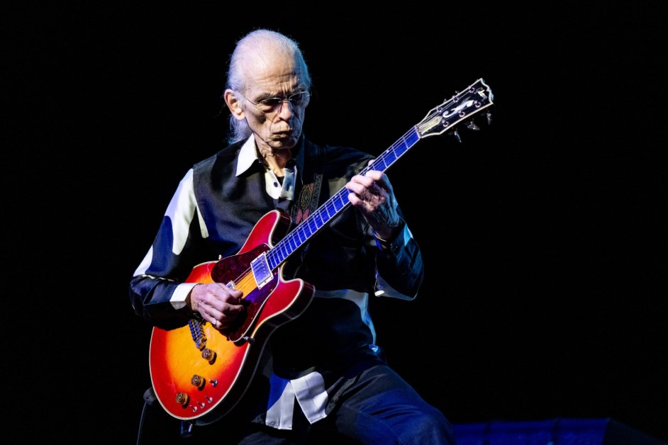 Yes Postpones European ‘Fragile’ Tour as Steve Howe Prepares for ‘Essential Operation’