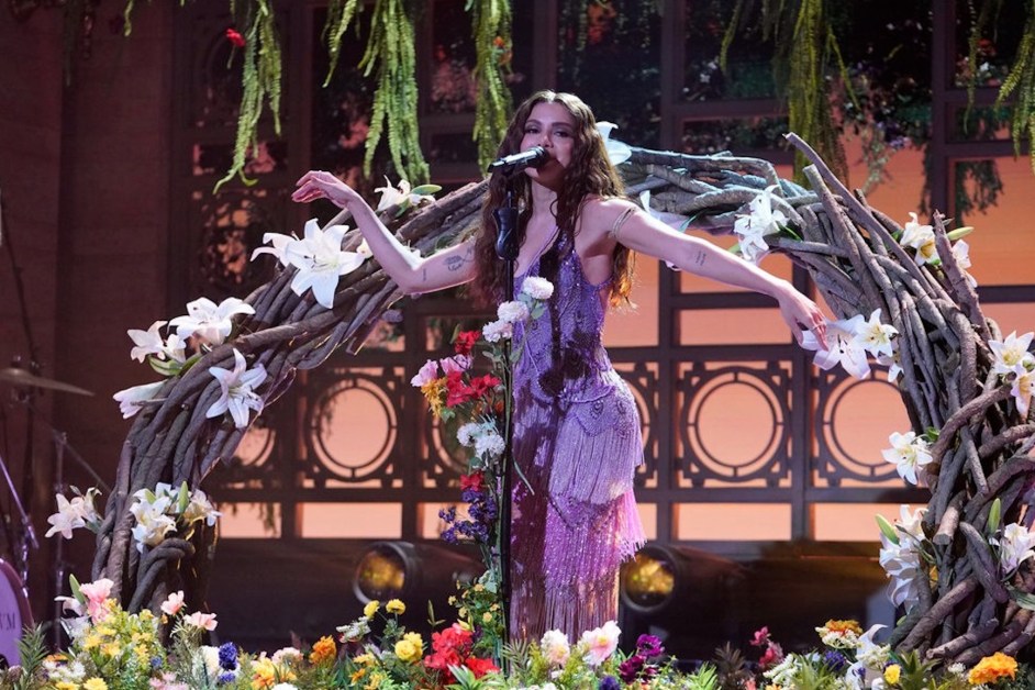 Anitta Shines With ‘Choka Choka’ and ‘Várias Quejas’ in ‘SNL’ Debut: Watch