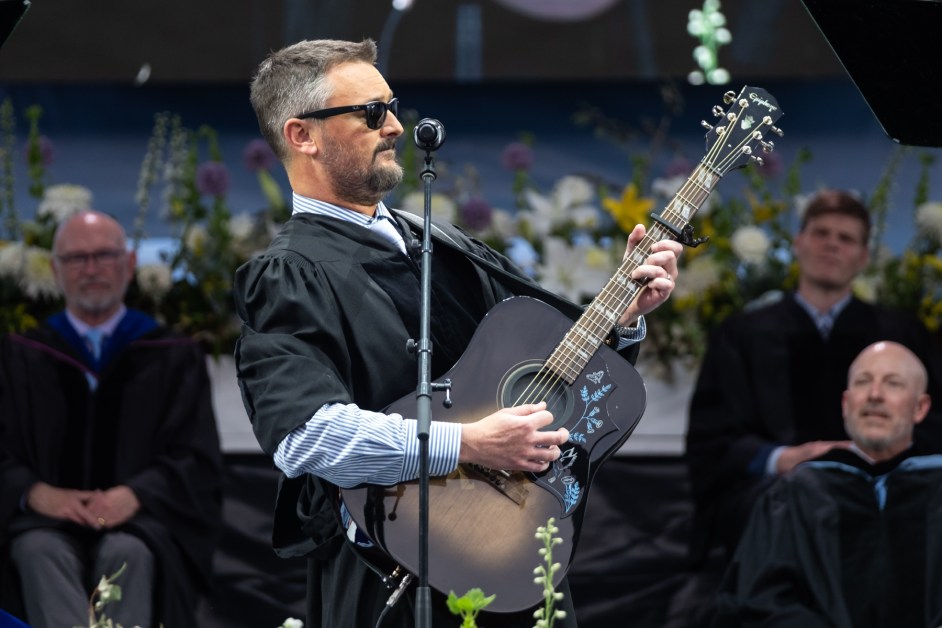 Eric Church Delivers UNC-Chapel Hill Commencement Speech Like a Guitar Lesson, Performs ‘Carolina’ for Grads