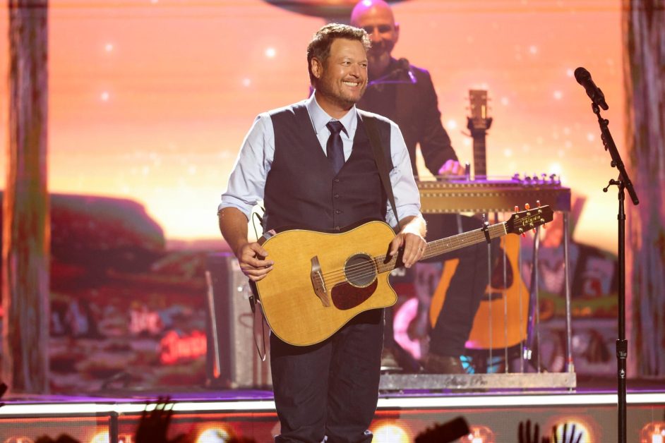 Blake Shelton Pays Tribute to the Late Don Schlitz by Leading ‘The Gambler’ Singalong at ACM Awards