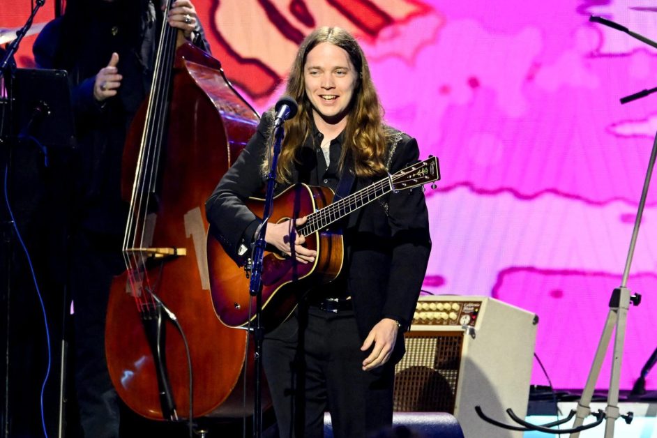 Billy Strings Returns to Stage After Breaking His Leg With Surprise Primus Cameo in Detroit