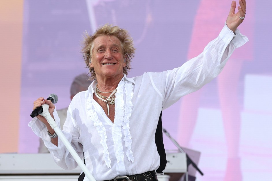 Rod Stewart Uses Oxygen Tank During Concert After Nearly Fainting Onstage