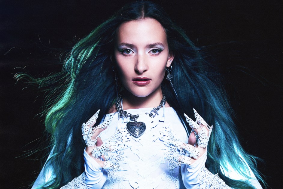 Alt-Pop Breakout Artist Au/Ra on Taking Back Control of Her Career: ‘My Fingerprints Are Over Everything’