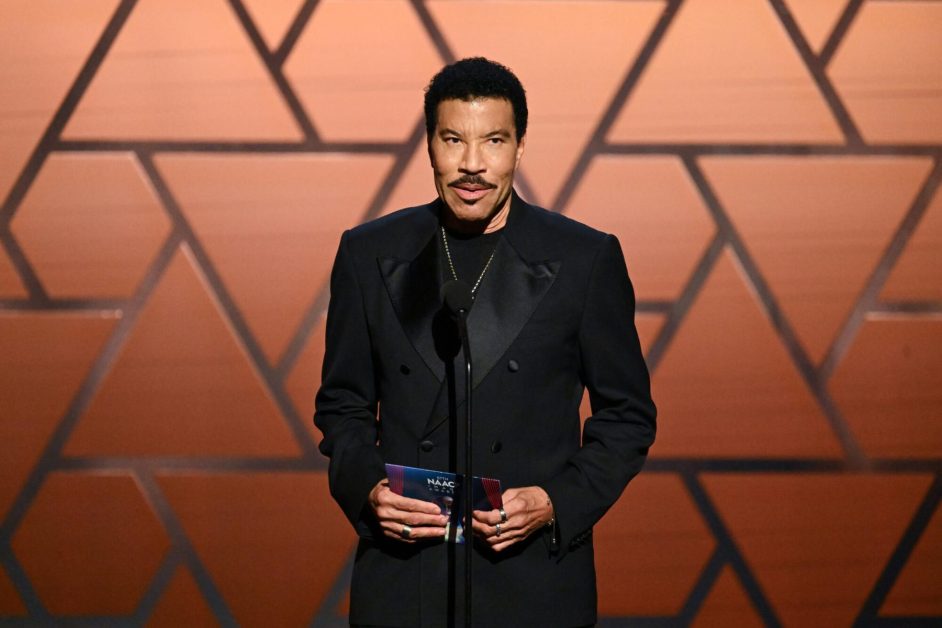 Lionel Richie Postpones 2 Shows Under Doctor’s Orders After Suffering Dizzy Spell on Stage