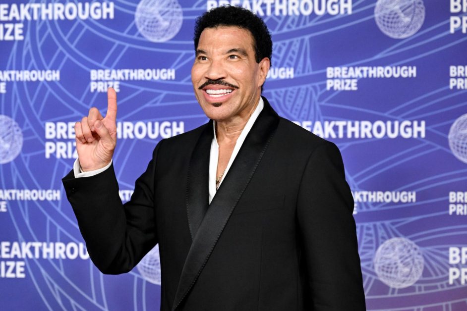 Lionel Richie Returns to Stage in Pittsburgh After Postponing Dates Due to Dizziness
