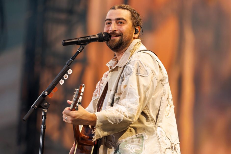 Noah Kahan Brings The Great Divide Tour to Chicago’s Wrigley Field & Jokes About Ketchup On Hot Dogs: 5 Best Moments