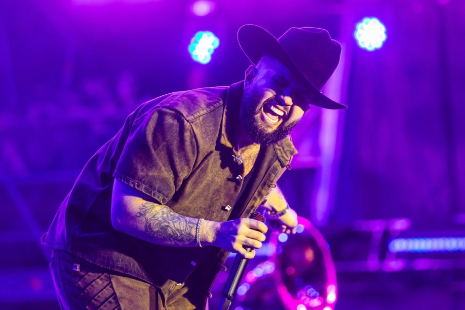 Carín León Returns to the Sphere With Pepe Aguilar and José Guadalupe Esparza as Guests