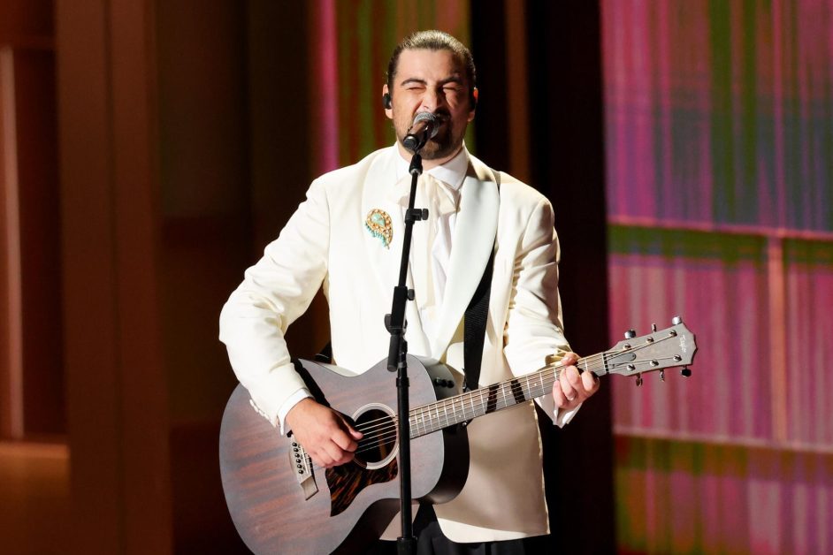 Noah Kahan Offers a ‘Bridge Over Troubled Water’ for Tearful ‘In Memoriam’ Segment at 2026 Emmys