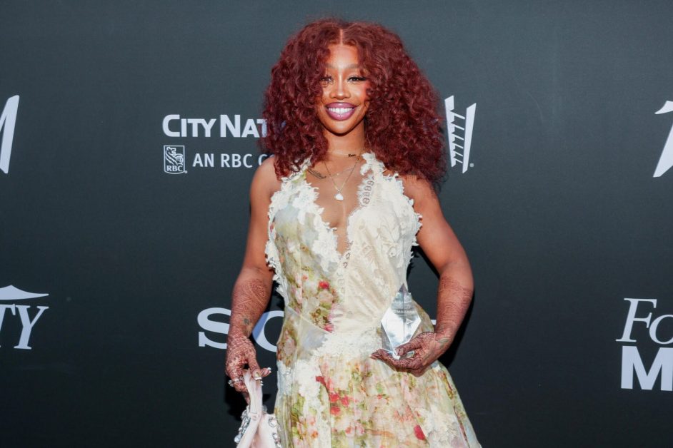 SZA Inducted Into New Jersey Hall of Fame by Danny DeVito