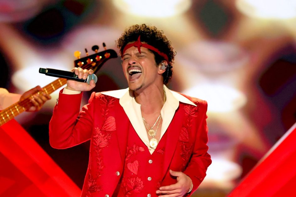 Bruno Mars Soundtracks Lakers Star Ziaire Williams’ SoFi Stadium Proposal With Live ‘Marry You’ Performance