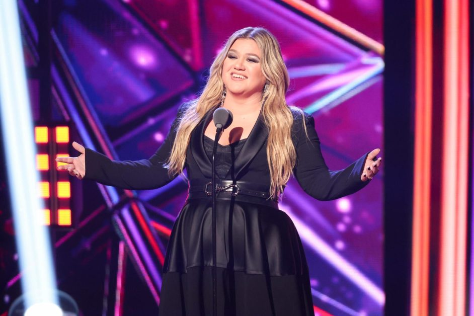 In History’s Greatest Coincidence, Kelly Clarkson (Briefly) Had Some Bird-Themed Ornaments in Her Holiday Collection
