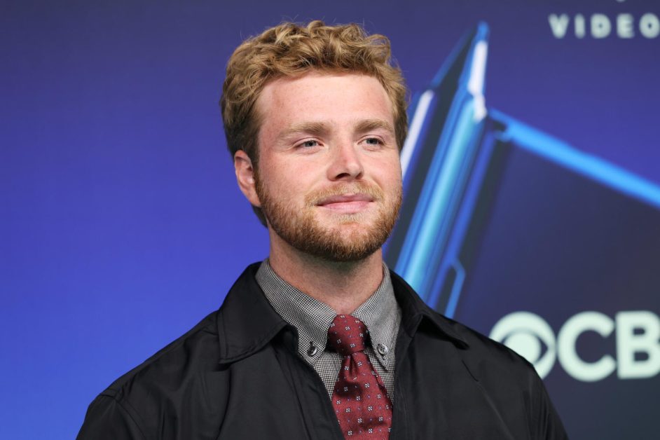 Alex Warren Explains Why He Loves It When Fans Have Him Autograph Their Dead Parents’ Ashes